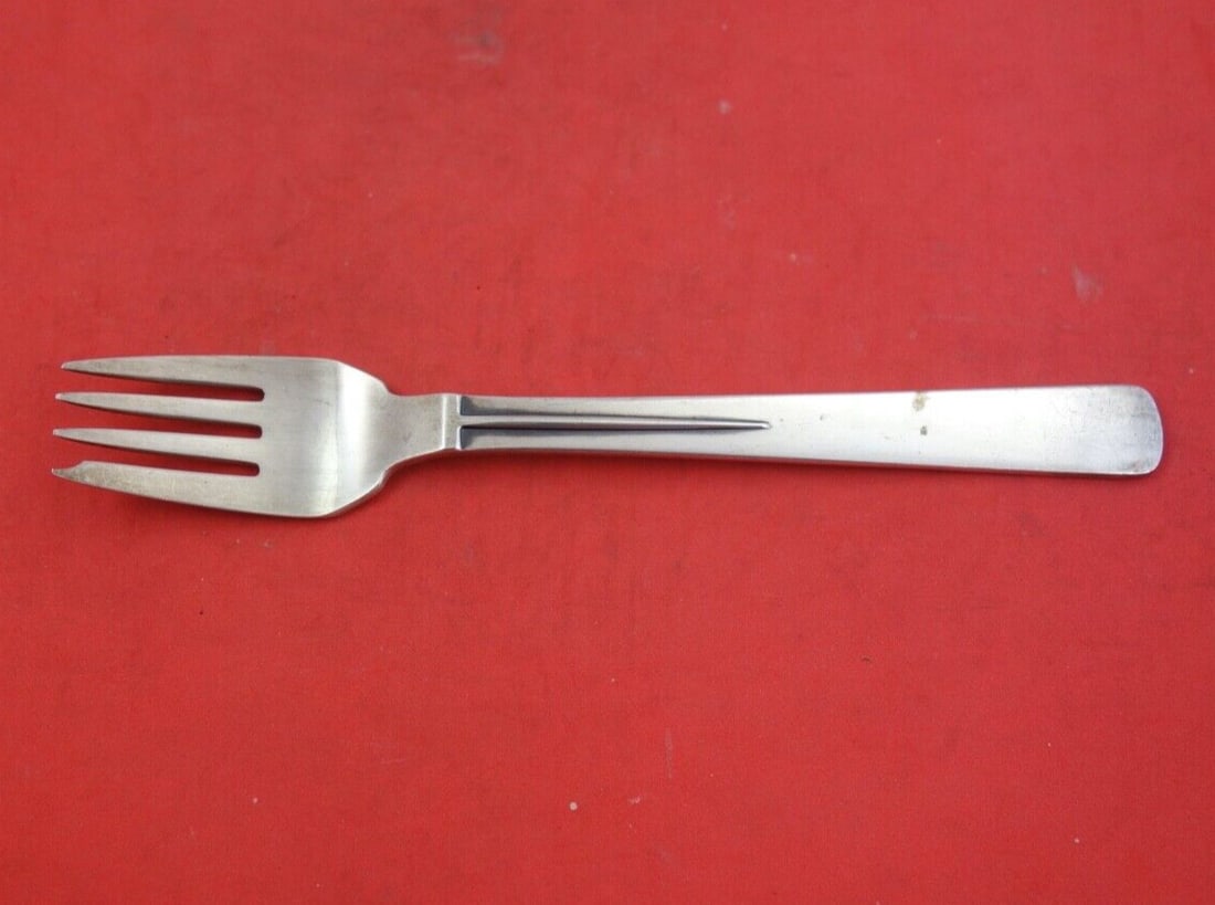 Hans Hansen Arvesolv #17 Sterling Silver Salad Fork 6 3/8": Hans Hansen Arvesolv #17 Sterling Silver Salad Fork 6 3/8" Elevate your dining experience with this exquisite salad fork from the renowned Arvesolv #17 pattern by Hans Hansen. Crafted from high-qualit