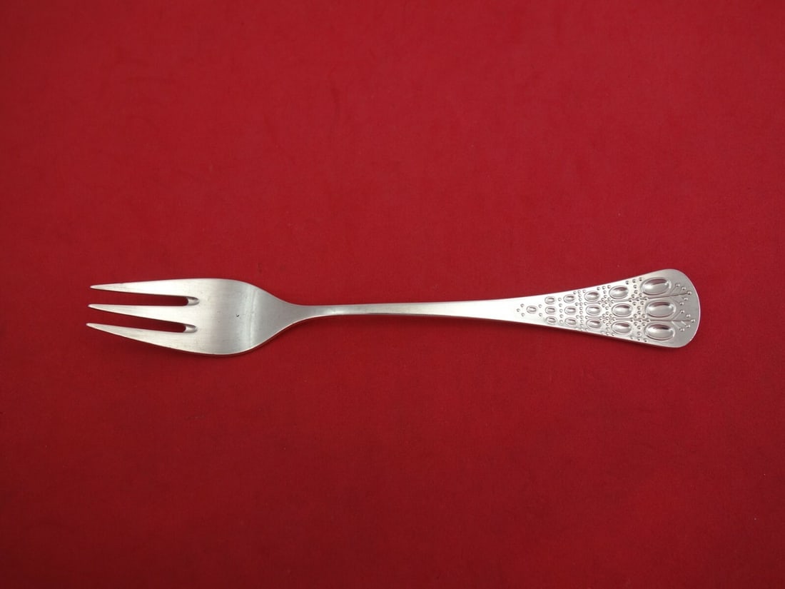 Rosenthal Romance Sterling Silver 3-Tine Fish Fork 6 3/4 Inch: Rosenthal Romance Sterling Silver 3-Tine Fish Fork 6 3/4 Inch Discover the elegance of the Romance by Rosenthal Sterling Silver Fish Fork, a beautifully crafted 3-tine fork measuring 6 3/4 inches. Thi