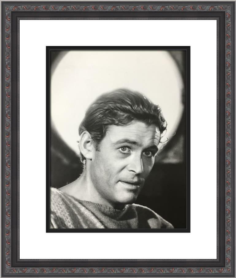 Peter O'Toole Black and White Print Custom Framed 15 x 18: Peter O'Toole Black and White Print Custom Framed 15 x 18 This stunning black and white print of Peter O'Toole is a beautifully crafted reproduction. The image measures 9" x 12" and is custom framed t