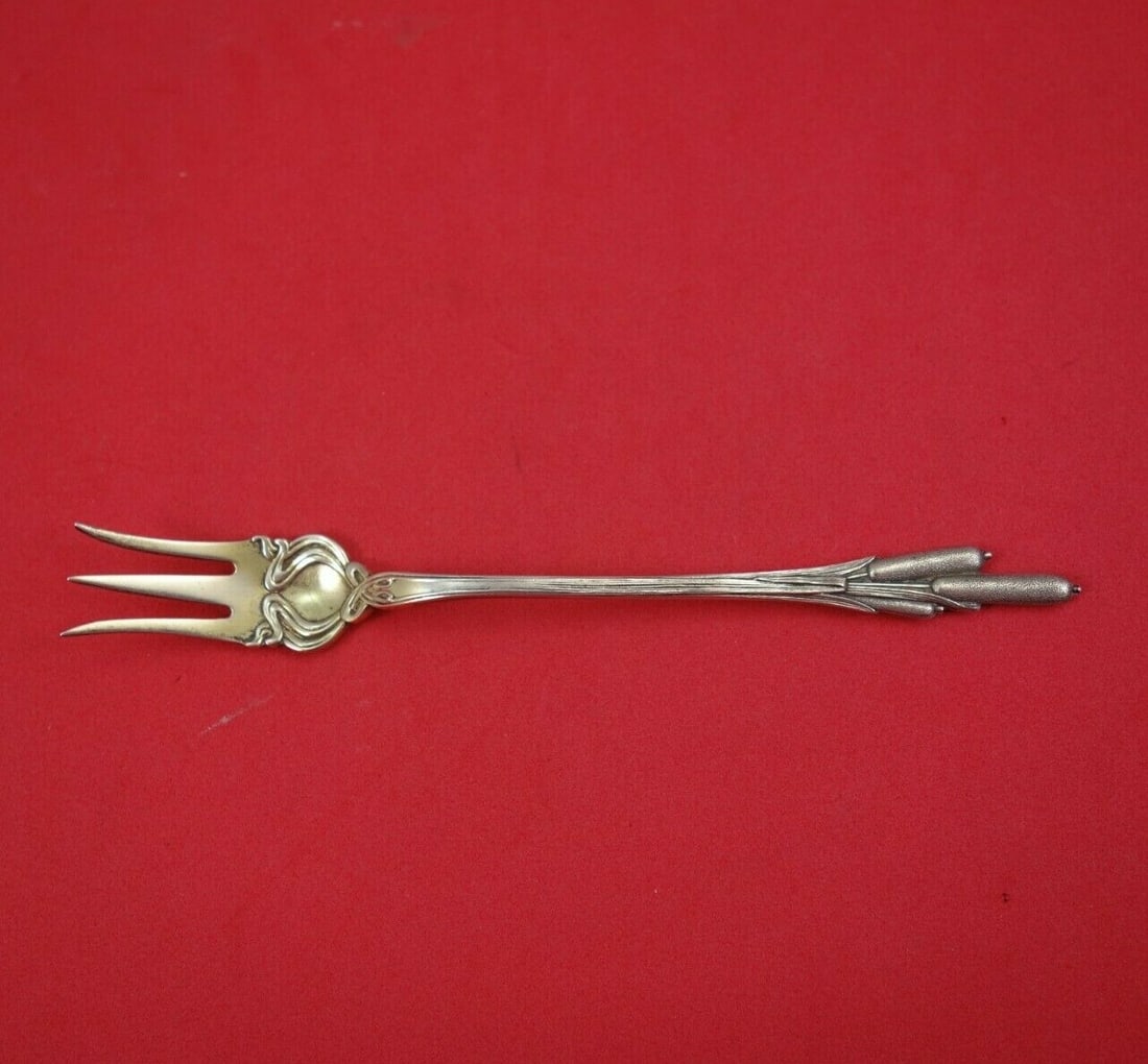 Durgin Cat Tails Sterling Silver Cocktail Fork Gold Wash 5.5 Antique: Durgin Cat Tails Sterling Silver Cocktail Fork Gold Wash 5.5 Antique Introducing a stunning cocktail fork from the renowned Durgin brand, featuring the elegant Cat Tails pattern. Crafted from high-qua