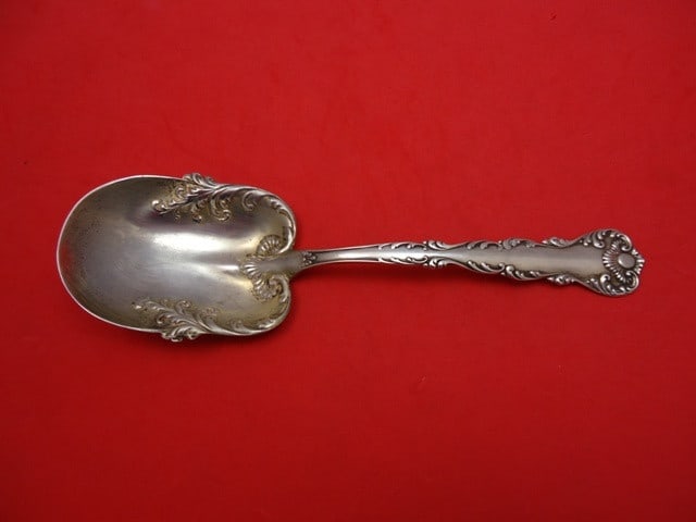 Frank Whiting Kings Court Sterling Silver Berry Spoon 8.5": Frank Whiting Kings Court Sterling Silver Berry Spoon 8.5" This exquisite berry spoon features the elegant Kings Court pattern, crafted by Frank Whiting from high-quality sterling silver. Measuring 8