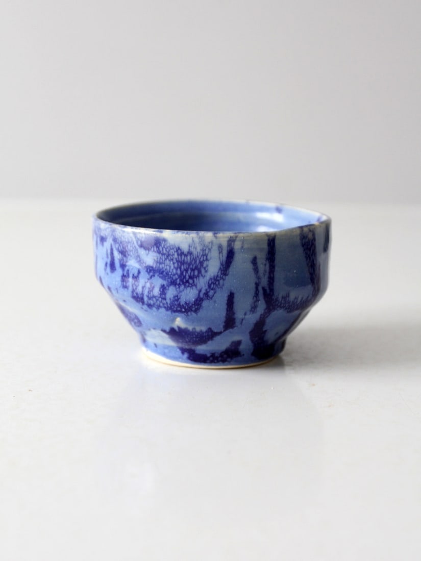 Handmade Vintage Pottery Bowl Signed Auman Organic Blue Glaze: Handmade Vintage Pottery Bowl Signed Auman Organic Blue Glaze Discover the charm of this vintage handmade studio pottery bowl, showcasing a mesmerizing fluid blue glaze that transitions from deep indi