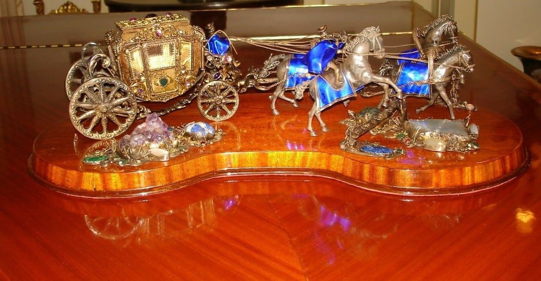 Elizabeth Taylor 1900 Sterling Silver Horse Carriage from Richard Burton: Elizabeth Taylor 1900 Sterling Silver Horse Carriage from Richard Burton Discover this exquisite 1900 sterling silver horse-drawn carriage, originally owned by the iconic Elizabeth Taylor and gifted t