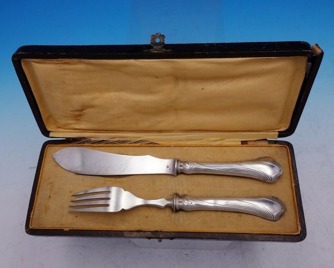 Christofle Moderne Gramont Sterling Silver Fish Set 2pc with Box: Christofle Moderne Gramont Sterling Silver Fish Set 2pc with Box Enhance your dining experience with this exquisite Moderne Gramont Fish Set by Christofle. This elegant 2-piece set features a sterling
