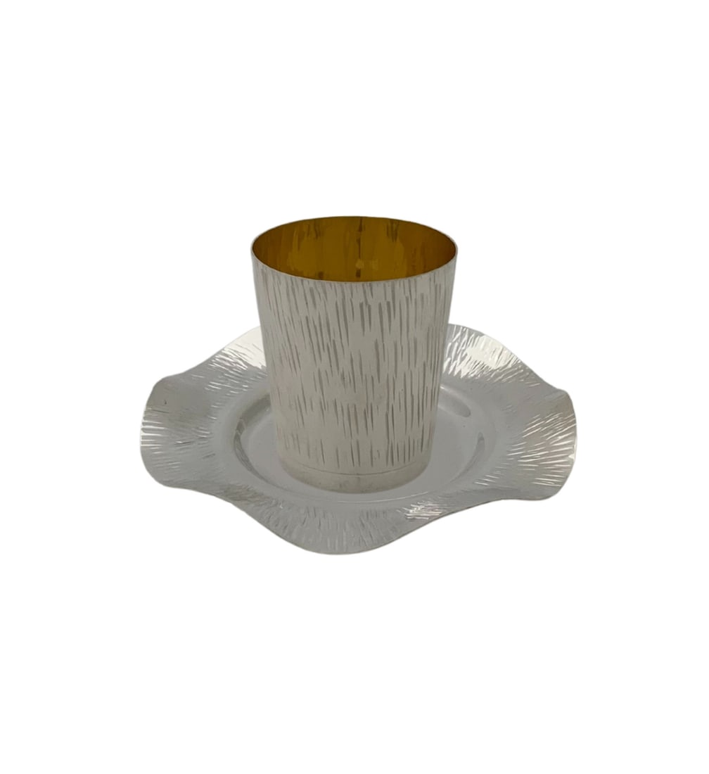 Handmade 925 Sterling Silver Modern Cup and Tray Set: Handmade 925 Sterling Silver Modern Cup and Tray Set This exquisite set features a fine small cup and tray made of 925 sterling silver, showcasing a handmade modern design with striated patterns and a