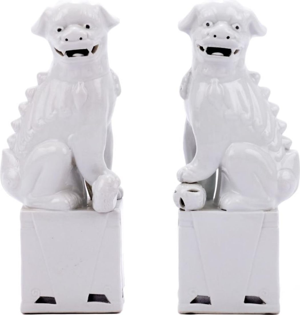 Handmade White Porcelain Foo Dog Sculpture Asian Antique Style: Handmade White Porcelain Foo Dog Sculpture Asian Antique Style This unique white porcelain Foo Dog sculpture is a stunning piece that embodies the essence of Asian antique style. Handmade with meticul