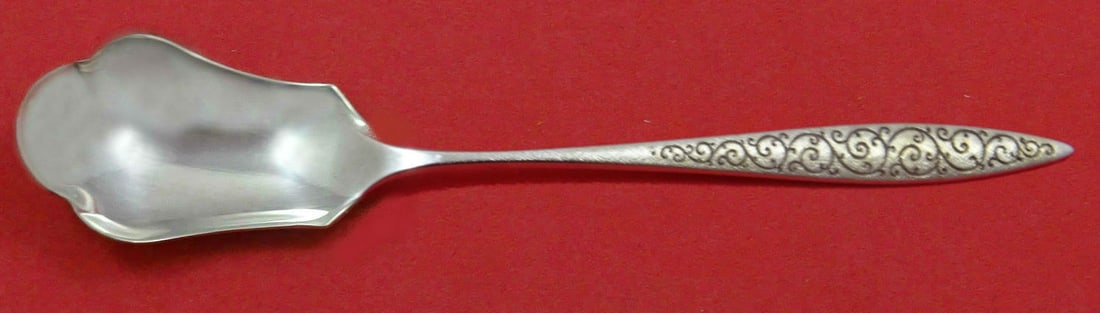 Wallace Spanish Lace Sterling Silver Relish Scoop Custom 5 3/4 Inch: Wallace Spanish Lace Sterling Silver Relish Scoop Custom 5 3/4 Inch This exquisite relish scoop is crafted from sterling silver and features the elegant Spanish Lace pattern by Wallace. Measuring 5 3/