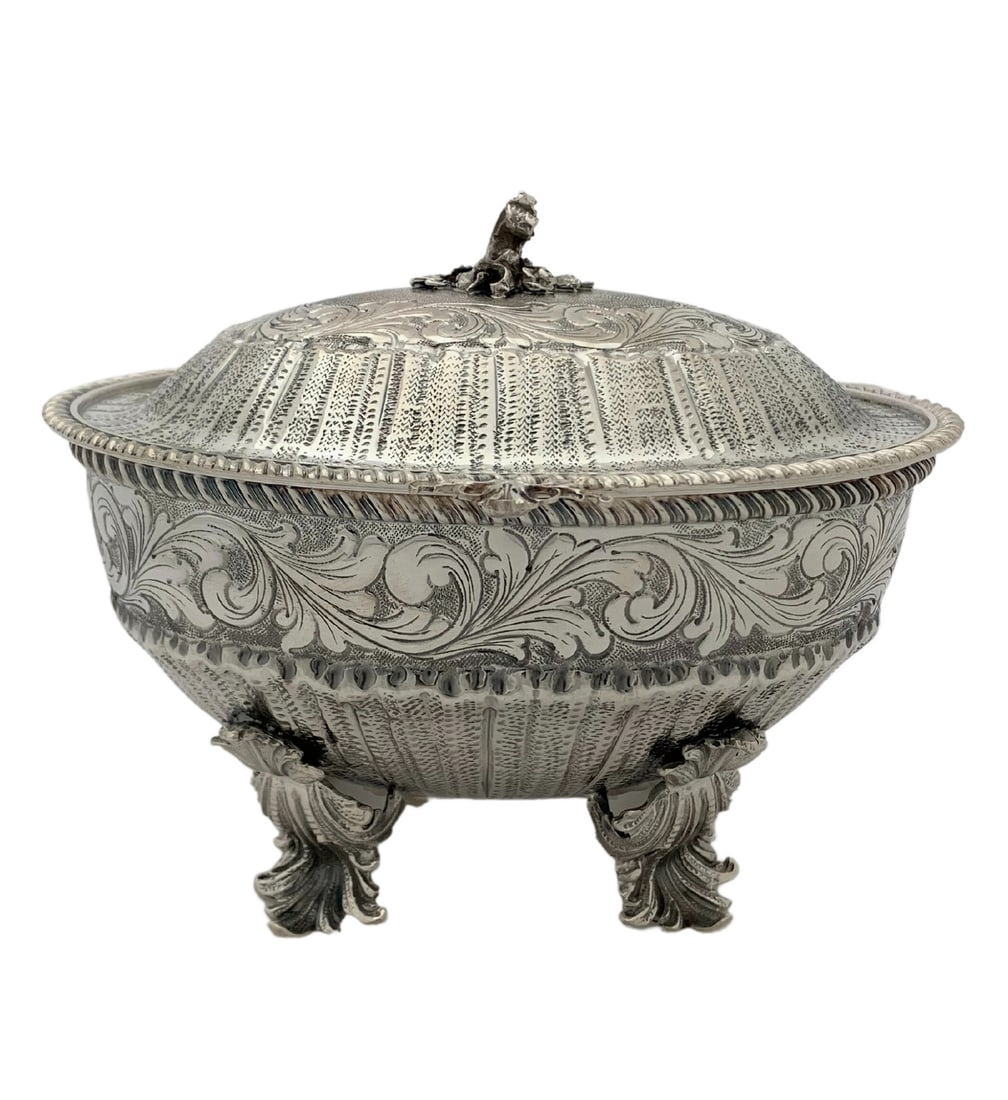 Italian 925 Sterling Silver Handmade Esrog Box with Leaf Applique: Italian 925 Sterling Silver Handmade Esrog Box with Leaf Applique This exquisite Fine Italian 925 Sterling Silver handmade chased swirl leaf applique Esrog box is a stunning piece of craftsmanship. Th