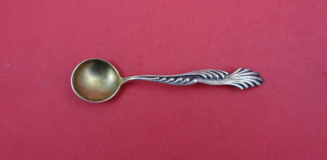 Sterling Silver Gold Washed Salt Spoon Wave Pattern by Shiebler 3 3/4 Inch: Sterling Silver Gold Washed Salt Spoon Wave Pattern by Shiebler 3 3/4 Inch This is a sterling silver master salt spoon in the Wave pattern by Shiebler. The spoon features a gold washed finish and meas