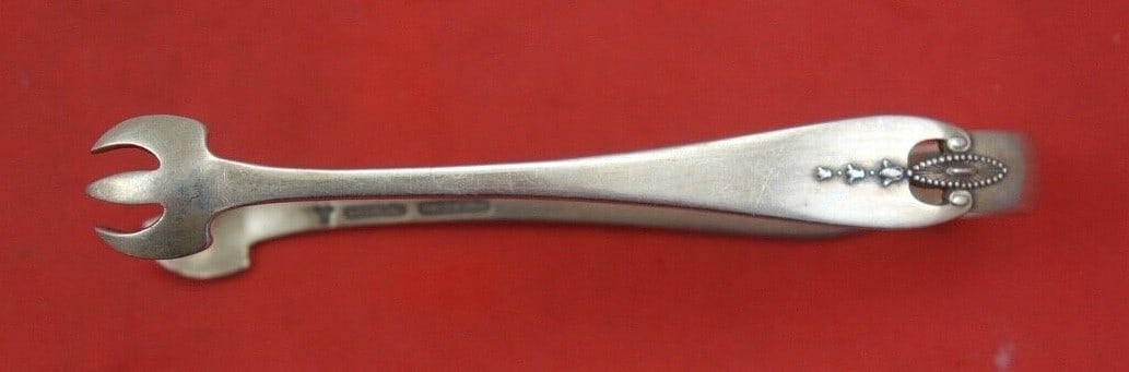 Lunt Virginia Sterling Silver Sugar Tong 4 Inch Serving Piece: Lunt Virginia Sterling Silver Sugar Tong 4 Inch Serving Piece Enhance your tea or coffee service with this elegant Virginia by Lunt sterling silver sugar tong. Measuring 4 inches in length, this servi
