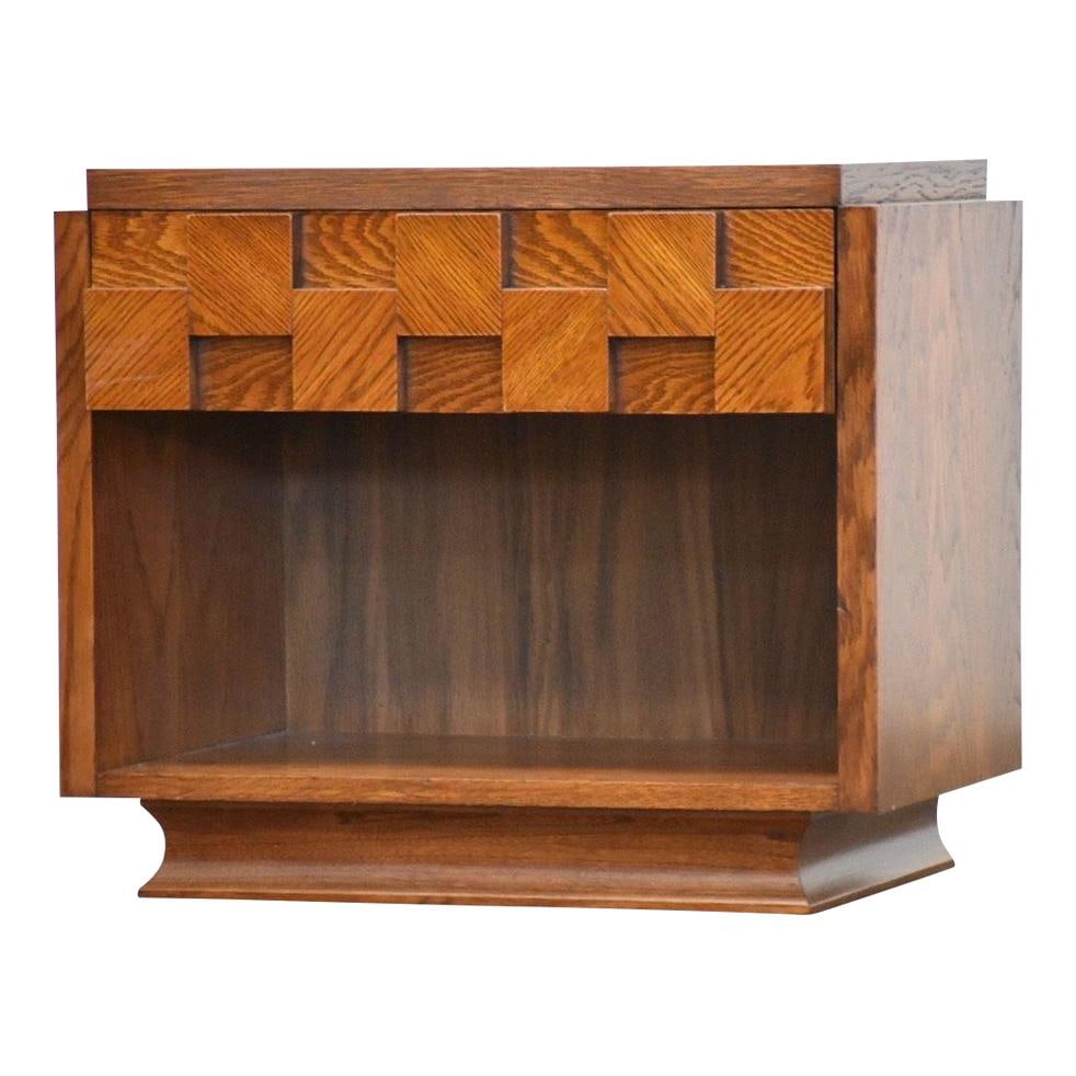Lane Brutalist Oak Nightstand Single Drawer Professionally Restored: Lane Brutalist Oak Nightstand Single Drawer Professionally Restored This stunning Brutalist Oak Nightstand by Lane features a single drawer design, expertly crafted from high-quality oak. The piece ha