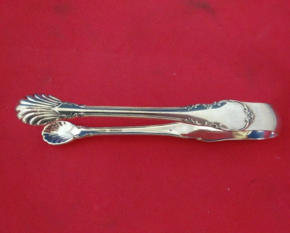 Lunt Modern Victorian Sterling Silver Sugar Tong 4 1/4 Inch Shell Design: Lunt Modern Victorian Sterling Silver Sugar Tong 4 1/4 Inch Shell Design This exquisite Modern Victorian sugar tong by Lunt features a beautifully detailed shell design, showcasing the elegance of ste