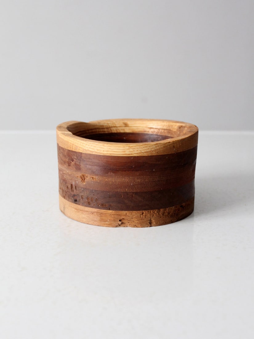 Vintage Handcrafted Wooden Bowl 6 Inch Unique Design: Vintage Handcrafted Wooden Bowl 6 Inch Unique Design This vintage handcrafted wooden bowl showcases a warm, natural wood tone complemented by a unique layered design. Ideal for serving snacks, fruits,