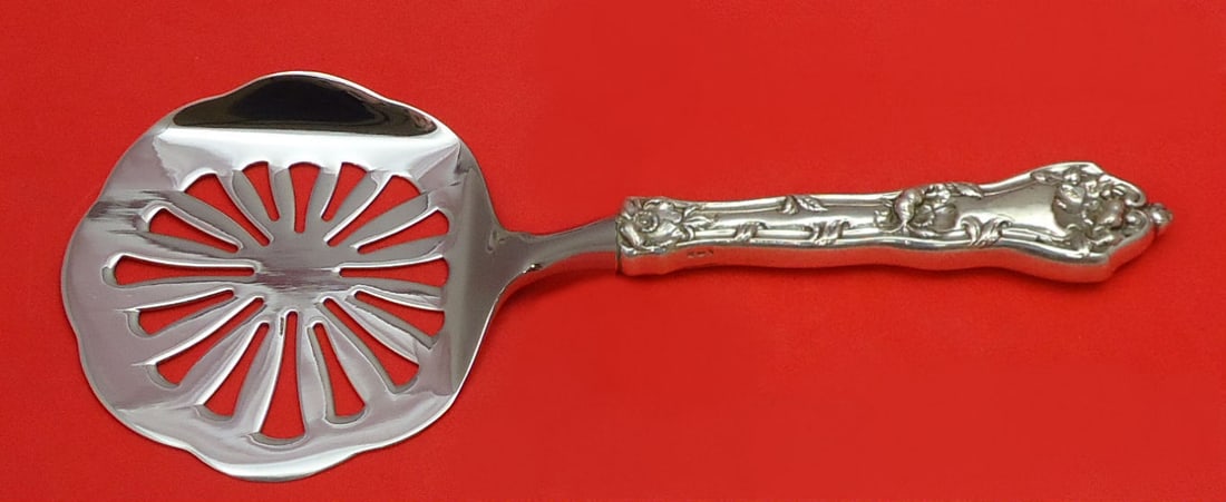 Reed & Barton Intaglio Sterling Silver Tomato Server Custom Made: Reed & Barton Intaglio Sterling Silver Tomato Server Custom Made This exquisite tomato server is crafted from sterling silver by Reed & Barton in the custom-made Intaglio pattern. Featuring a hollow h