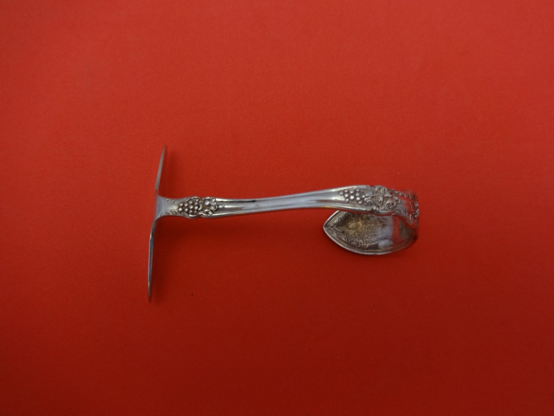 La Vigne 1881 Rogers Silverplate Baby Food Pusher Curved Handle 2.5in: La Vigne 1881 Rogers Silverplate Baby Food Pusher Curved Handle 2.5in This exquisite baby food pusher features a beautifully curved handle and is crafted from silverplate, showcasing the elegant La Vi