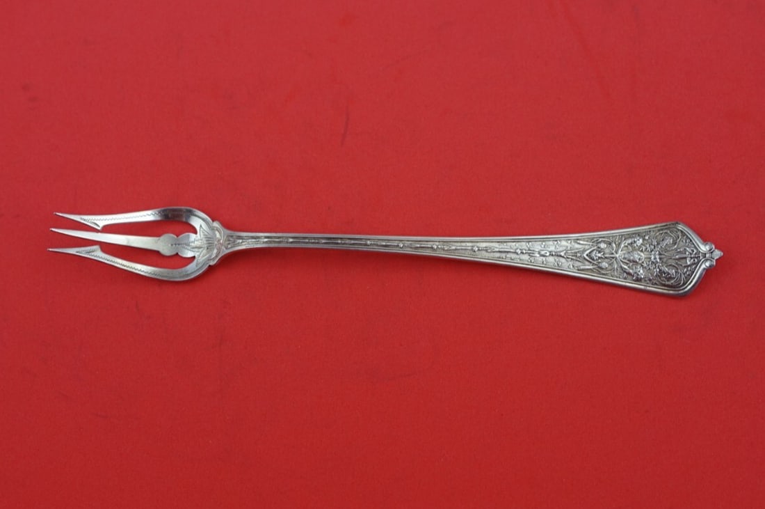 Gorham Lady Washington Sterling Silver 3-Tine Pickle Fork Brite-Cut 6 5/8 inches: Gorham Lady Washington Sterling Silver 3-Tine Pickle Fork Brite-Cut 6 5/8 inches This exquisite pickle fork is a splendid piece from the renowned Lady Washington pattern by Gorham. Crafted from high-q