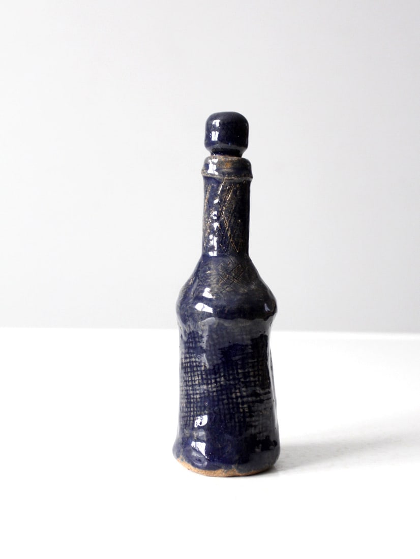 Signed Bill Stoudt Vintage Studio Pottery Bottle Indigo Blue Glaze: Signed Bill Stoudt Vintage Studio Pottery Bottle Indigo Blue Glaze This vintage studio pottery bottle, crafted in the 1970s and signed by artist Bill Stoudt, showcases a stunning indigo blue glaze com