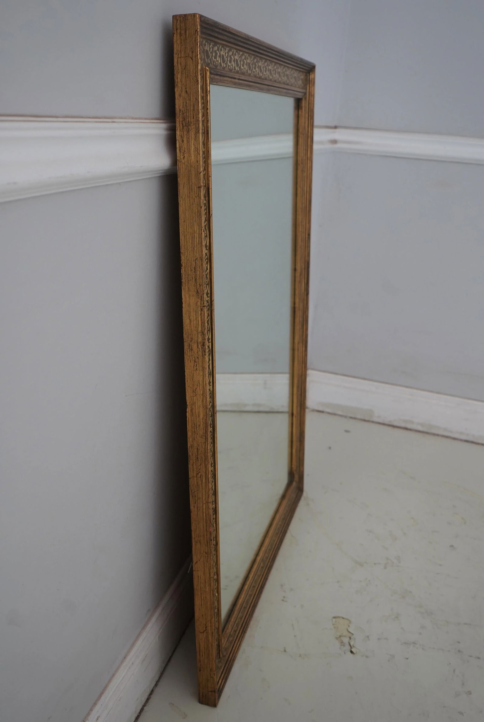 Elegant Gold Framed Rectangular Mirror Versatile Hanging Design - 2