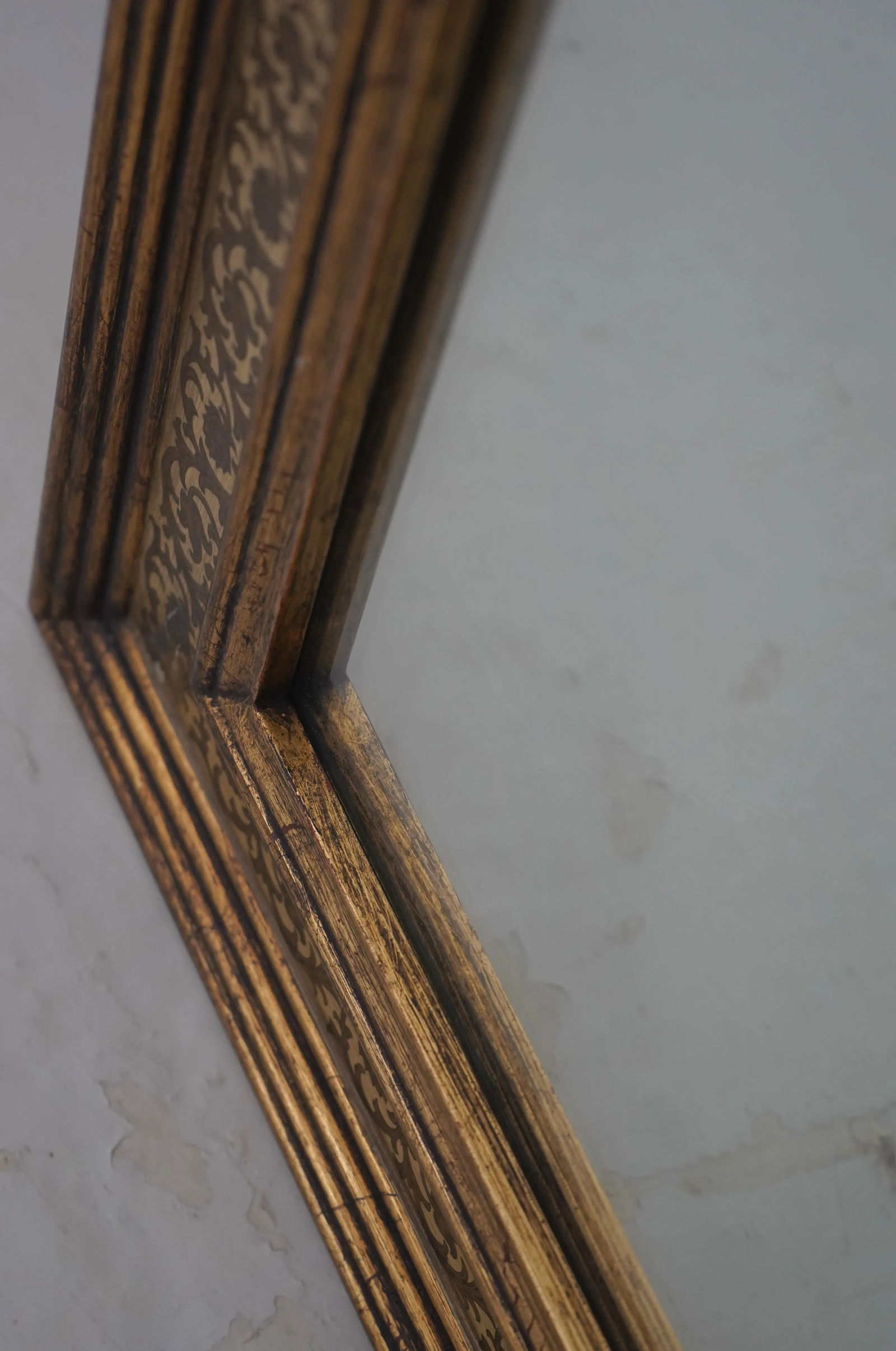 Elegant Gold Framed Rectangular Mirror Versatile Hanging Design - 3