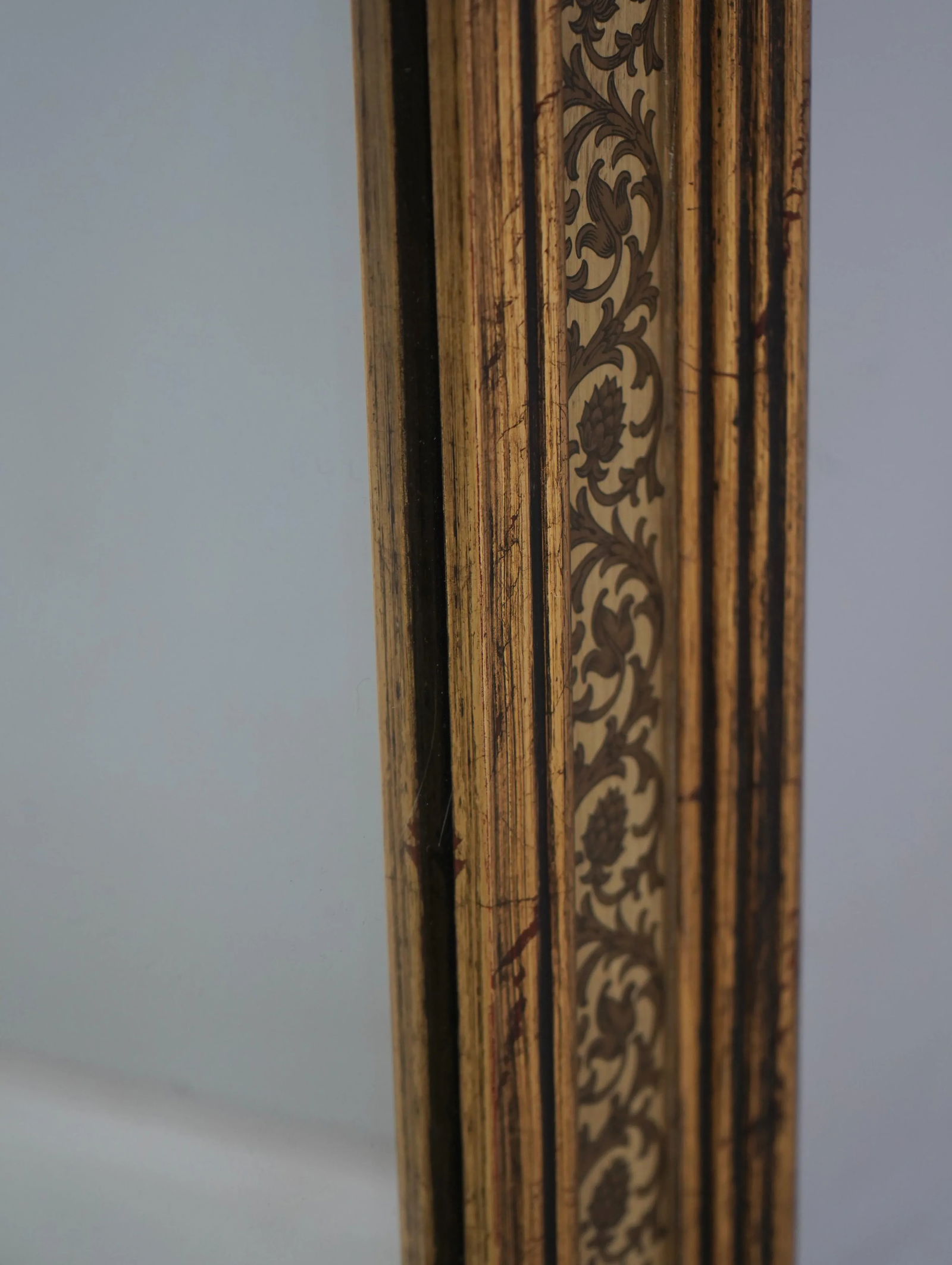 Elegant Gold Framed Rectangular Mirror Versatile Hanging Design - 4