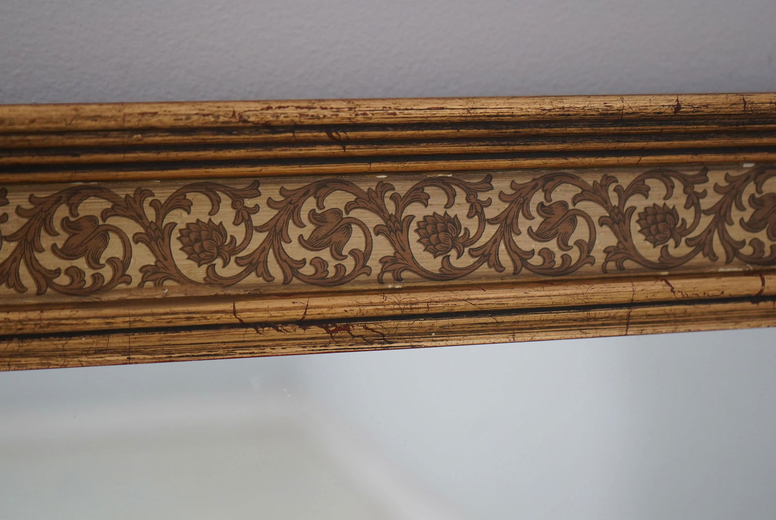 Elegant Gold Framed Rectangular Mirror Versatile Hanging Design - 5