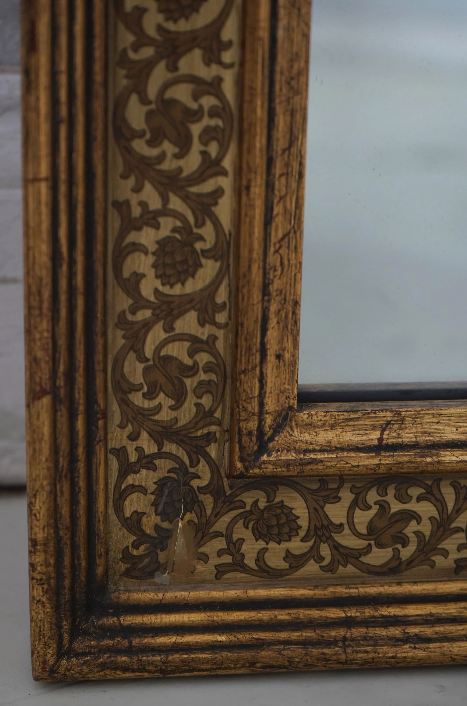 Elegant Gold Framed Rectangular Mirror Versatile Hanging Design - 6