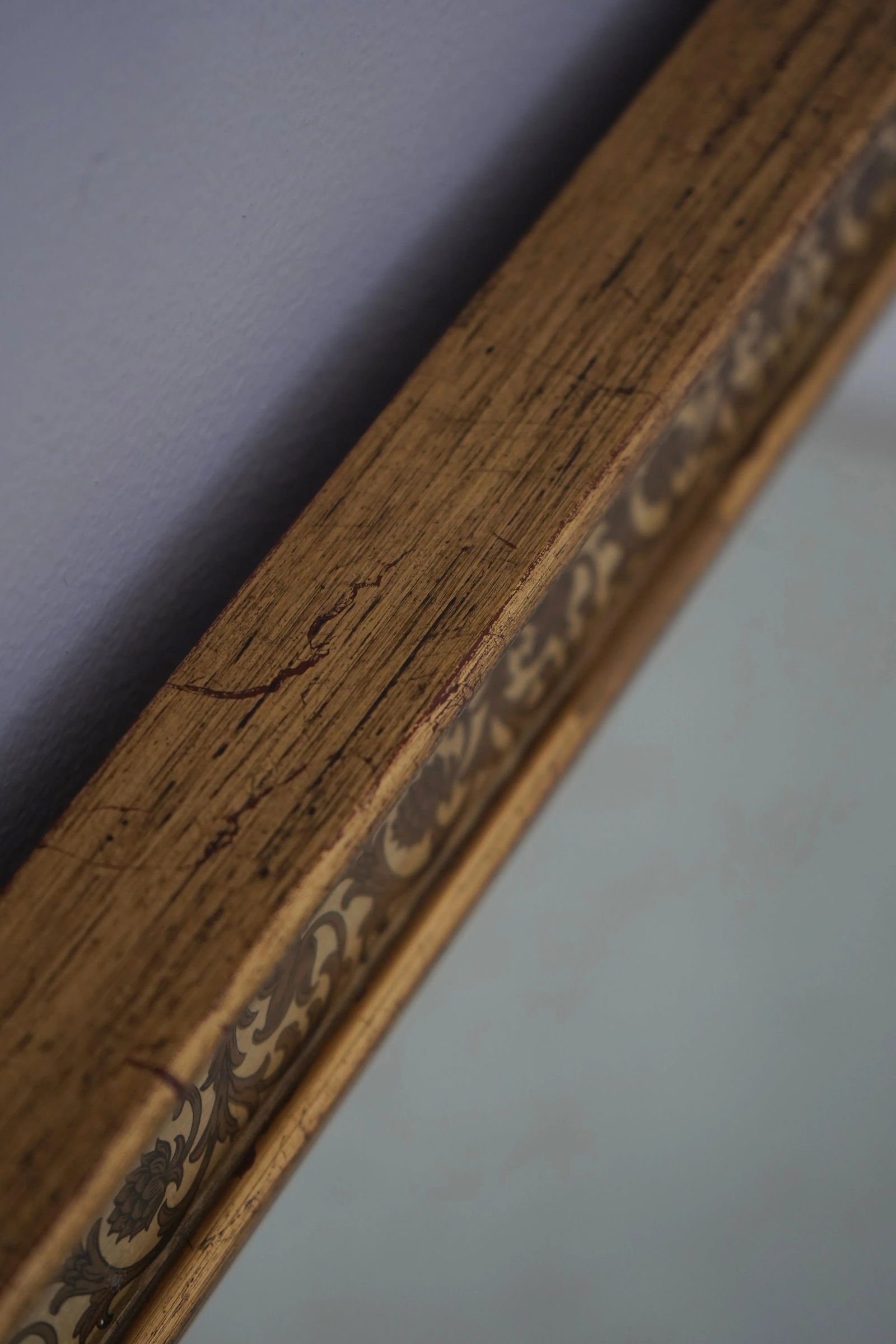 Elegant Gold Framed Rectangular Mirror Versatile Hanging Design - 7