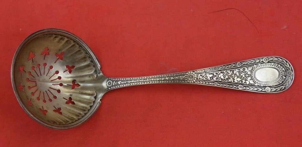 Whiting Laureate Sterling Silver Sugar Sifter Ladle Pierced Clover 5.5": Whiting Laureate Sterling Silver Sugar Sifter Ladle Pierced Clover 5.5" Presenting a stunning sugar sifter ladle from the Laureate pattern by Whiting, crafted in sterling silver. This exquisite