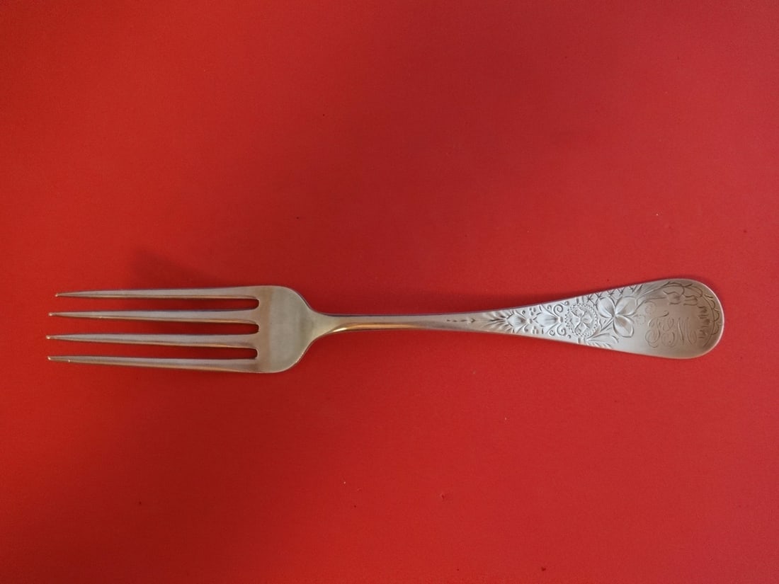 Whiting Antique Lily Engraved Sterling Silver Dinner Fork 7 5/8": Whiting Antique Lily Engraved Sterling Silver Dinner Fork 7 5/8" This exquisite antique dinner fork, measuring 7 5/8 inches, showcases the stunning Antique Lily Engraved pattern crafted by Whiting. Ma