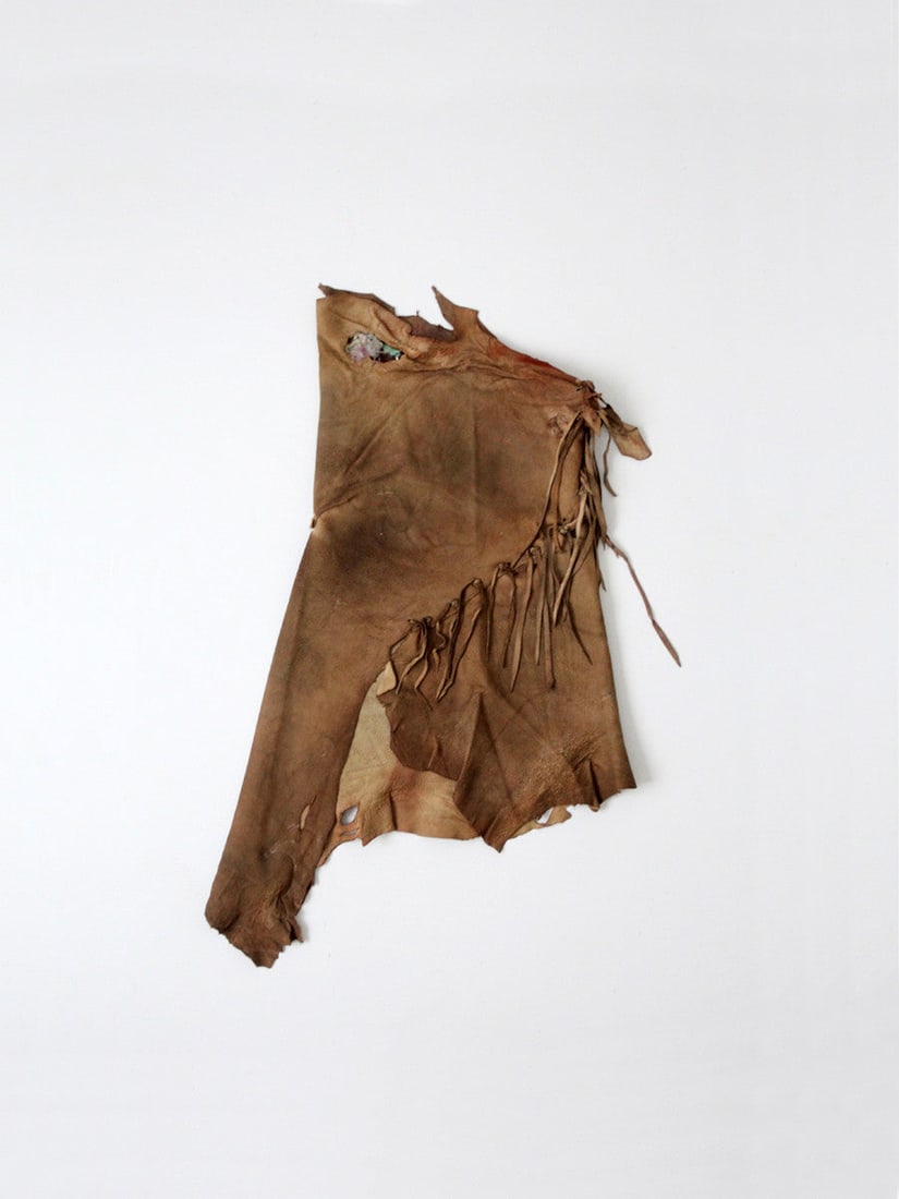 Vintage Native American Buckskin Leather Top with Shell and Bone Accents: Vintage Native American Buckskin Leather Top with Shell and Bone Accents This vintage Native American top showcases exquisite craftsmanship with its buckskin leather construction. The sleeveless desig