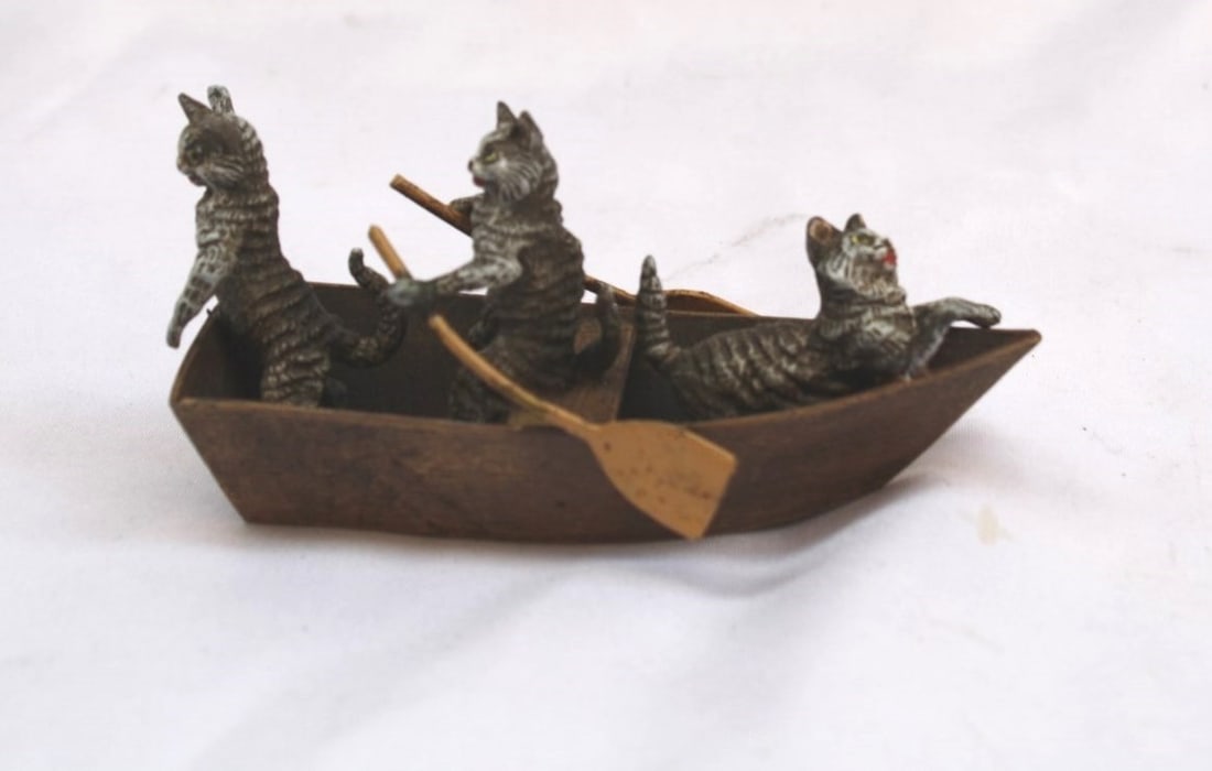 1900 Austrian Bronze Sculpture of Cats on Boat Signed KK: 1900 Austrian Bronze Sculpture of Cats on Boat Signed KK This exquisite early 1900's Austrian bronze sculpture features three charming cats on a boat, showcasing remarkable detail, design, and a beaut
