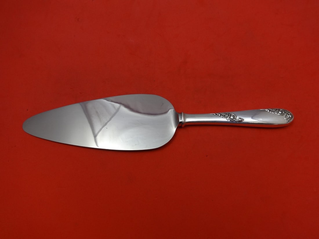Lunt Sweetheart Rose Sterling Silver Cake Server 10 Inch: Lunt Sweetheart Rose Sterling Silver Cake Server 10 Inch This exquisite cake server features a beautiful Sweetheart Rose pattern by Lunt. Crafted from high-quality sterling silver, it boasts a hollow
