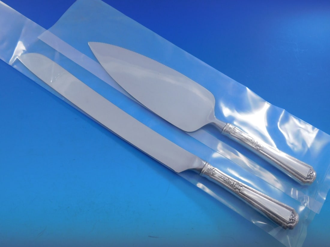 Towle Louis XIV Sterling Silver Wedding Cake Set 2pc Custom Made: Towle Louis XIV Sterling Silver Wedding Cake Set 2pc Custom Made This exquisite Louis XIV wedding cake set by Towle combines elegance and functionality, perfect for any special occasion. This custom-m