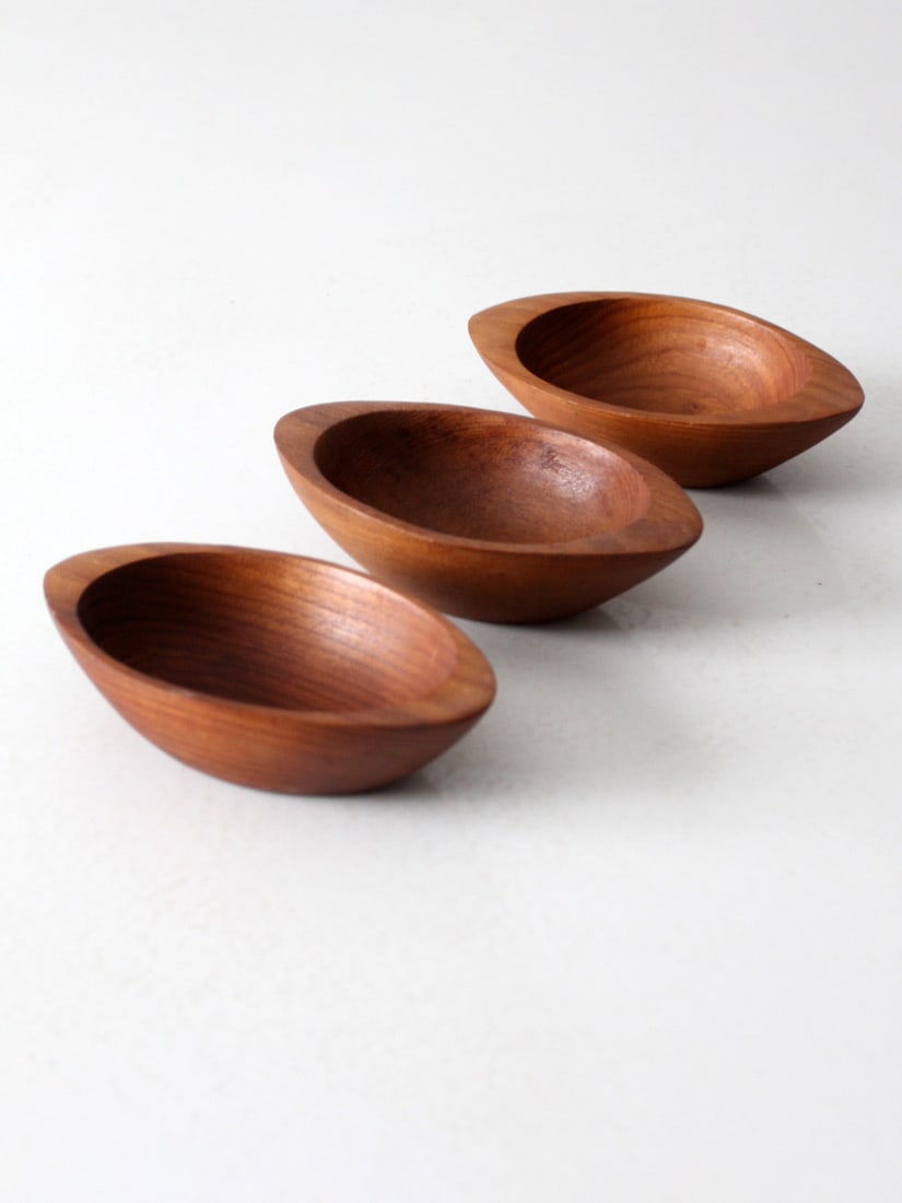 Set of 3 Vintage Hand Carved Wooden Bowls for Serving and Storage: Set of 3 Vintage Hand Carved Wooden Bowls for Serving and Storage This charming set of 3 vintage hand-carved wooden bowls showcases a warm wood tone that beautifully accentuates the natural grain of t