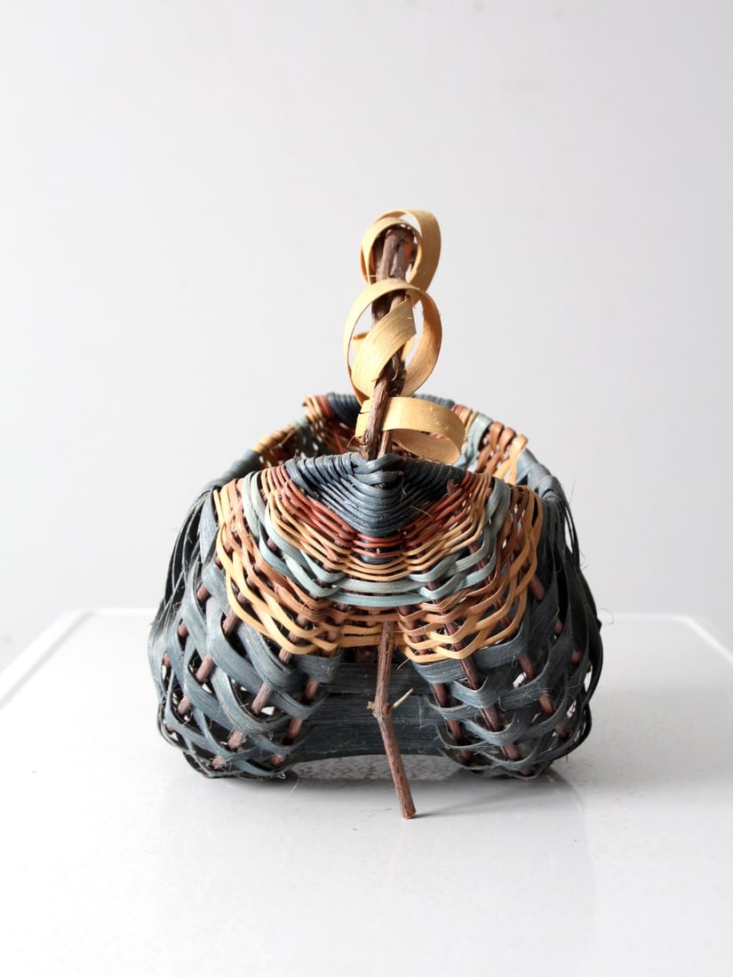 Vintage Handmade Buttocks Basket Blue Red Folk Art Decor: Vintage Handmade Buttocks Basket Blue Red Folk Art Decor This vintage handmade buttocks-style basket showcases a delightful combination of blue, red, and natural weaving, exuding a whimsical folk-art