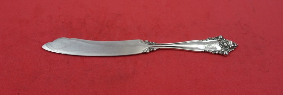 Reed & Barton La Splendide Sterling Silver Fruit Knife 6 3/4": Reed & Barton La Splendide Sterling Silver Fruit Knife 6 3/4" Introducing the exquisite La Splendide fruit knife by Reed & Barton, a stunning example of fine craftsmanship. This sterling silver knife