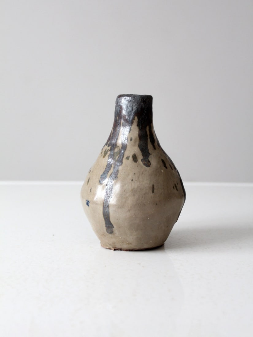 Vintage Beige Studio Pottery Vase with Charcoal Drip Glaze: Vintage Beige Studio Pottery Vase with Charcoal Drip Glaze This vintage studio pottery vase showcases a unique narrow bottleneck design, elegantly finished with a natural beige glaze. A captivating de