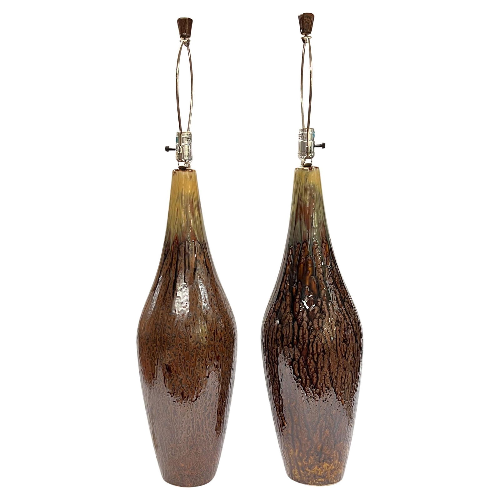 Set of Two Italian Amber Brown Glazed Terracotta Table Lamps Mid-Century Modern: Set of Two Italian Amber Brown Glazed Terracotta Table Lamps Mid-Century Modern This pair of vintage Mid-Century Modern table lamps features tall ceramic bodies with an iridescent brown and amber drip