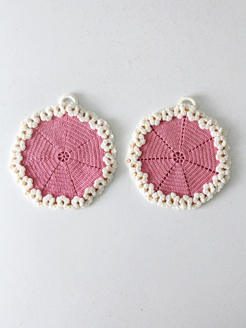 Charming Vintage Crochet Pot Holders Pink Floral Design Pair: Charming Vintage Crochet Pot Holders Pink Floral Design Pair This charming pair of vintage crochet pot holders showcases a delightful design with vibrant pink centers accented by white and yellow flow