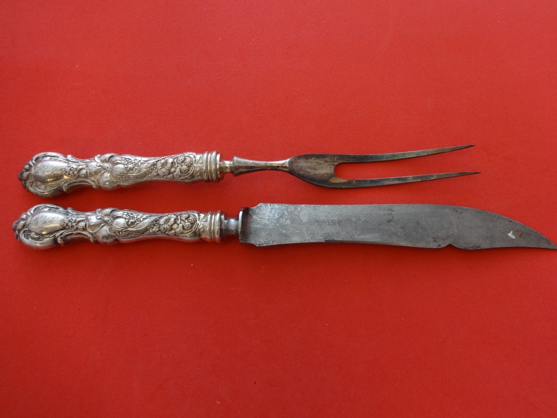 Wallace Floral Silverplate Steak Carving Set Monogrammed: Wallace Floral Silverplate Steak Carving Set Monogrammed Enhance your dining experience with this elegant Silverplate Steak Carving Set from Wallace, featuring the beautiful Floral pattern. This pre-o