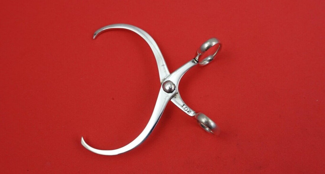 Lunt Sterling Silver Sugar Nips Serving Piece 3 1/4" Vintage: Lunt Sterling Silver Sugar Nips Serving Piece 3 1/4" Vintage Discover the elegance of Lunt Sterling Silver Sugar Nips, measuring 3 1/4". This exquisite piece, crafted from high-quality sterling silver