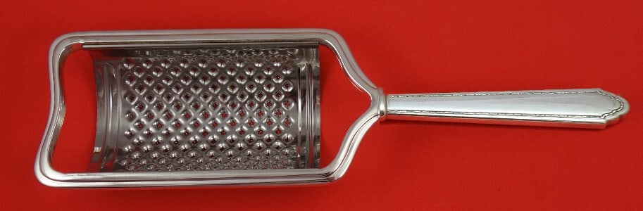 Lunt William and Mary Sterling Silver Cheese Grater Custom Made 8.5 Inch: Lunt William and Mary Sterling Silver Cheese Grater Custom Made 8.5 Inch This exquisite cheese grater showcases the classic William and Mary pattern by Lunt, crafted from high-quality sterling silver.