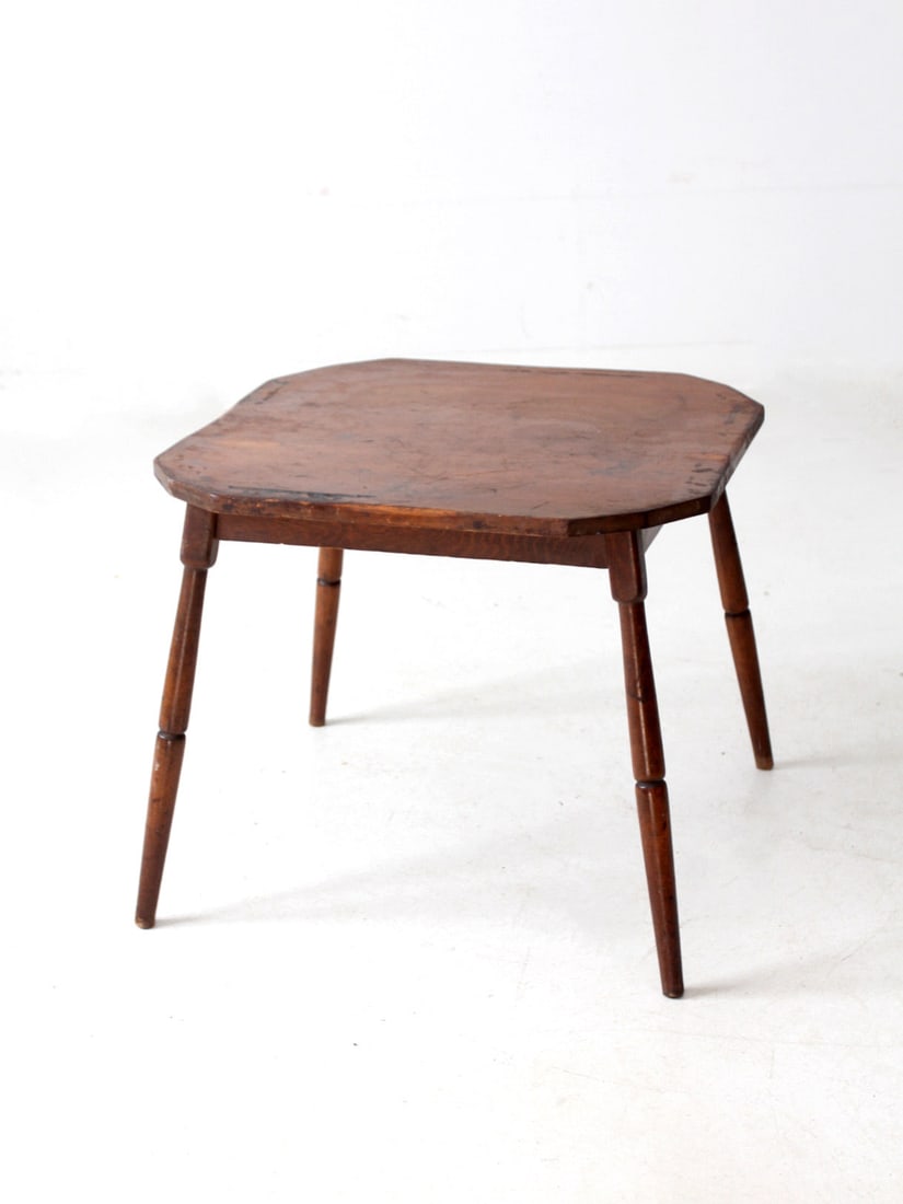 Vintage Antique Wooden Side Table with Slender Turned Legs: Vintage Antique Wooden Side Table with Slender Turned Legs This antique wooden side table exudes timeless charm and character, making it a delightful addition to any home. It features a square top wit