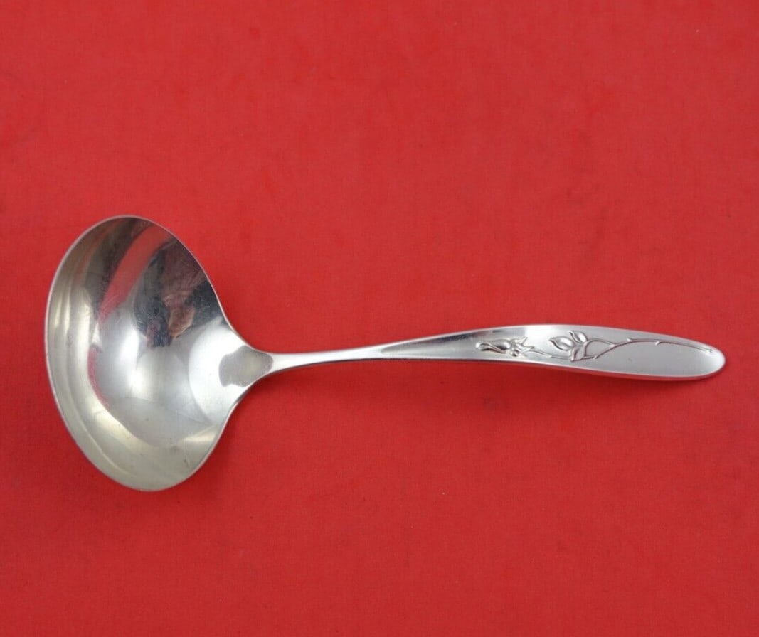 Towle Rose Solitaire Sterling Silver Gravy Ladle 6.25 Inch Serving Piece: Towle Rose Solitaire Sterling Silver Gravy Ladle 6.25 Inch Serving Piece This exquisite gravy ladle is crafted from high-quality sterling silver and features the elegant Rose Solitaire pattern by Towl