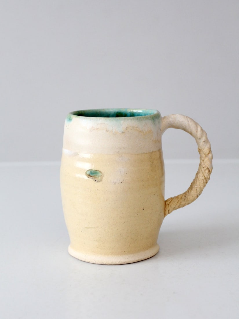 Handmade Vintage Ceramic Mug with Turquoise Green Glaze: Handmade Vintage Ceramic Mug with Turquoise Green Glaze Discover the charm of this vintage handmade ceramic mug, showcasing a beautiful cream glaze that transitions to a striking turquoise green at th
