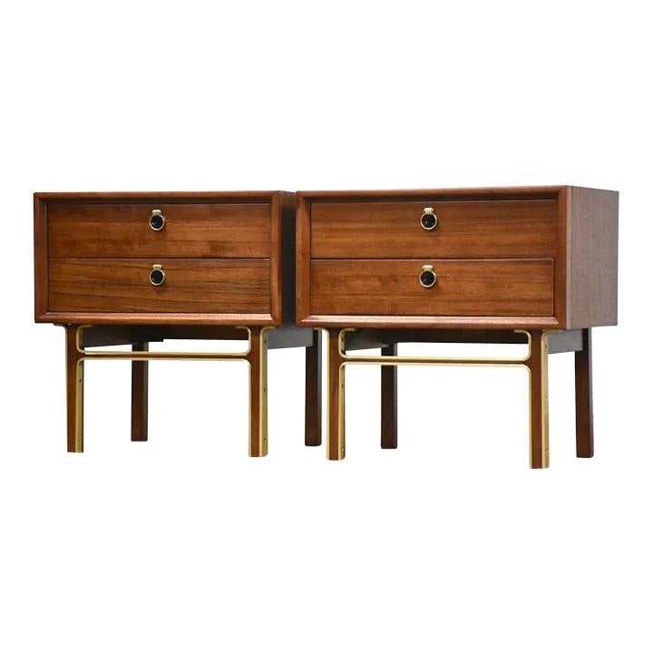Mid-Century Modern Mahogany Zebra Wood Nightstands Pair: Mid-Century Modern Mahogany Zebra Wood Nightstands Pair This elegant pair of mid-century modern nightstands features a stunning zebra wood design, beautifully stained in a rich mahogany color. The nig