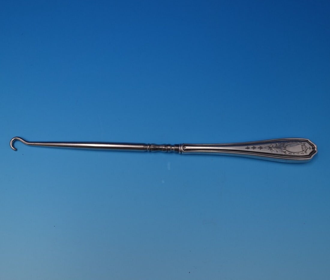 Reed and Barton Hepplewhite Engraved Sterling Silver Boot Hook 9 1/4": Reed and Barton Hepplewhite Engraved Sterling Silver Boot Hook 9 1/4" Discover the timeless elegance of this Hepplewhite Engraved Boot Hook by Reed and Barton, a stunning piece crafted from high-quali