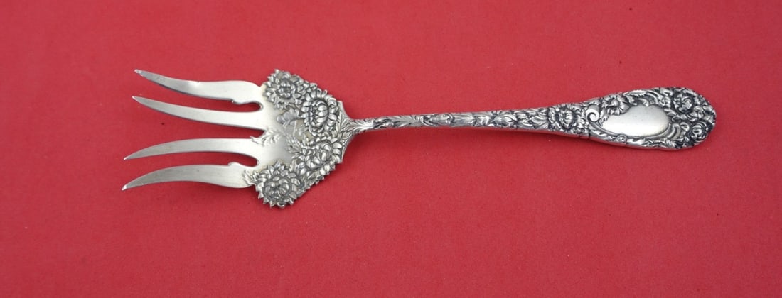 Durgin Chrysanthemum Sterling Silver Beef Fork 7.5" Splayed Tines: Durgin Chrysanthemum Sterling Silver Beef Fork 7.5" Splayed Tines This exquisite serving fork, crafted in the renowned Chrysanthemum pattern by Durgin, showcases an elegant design with splayed tines.