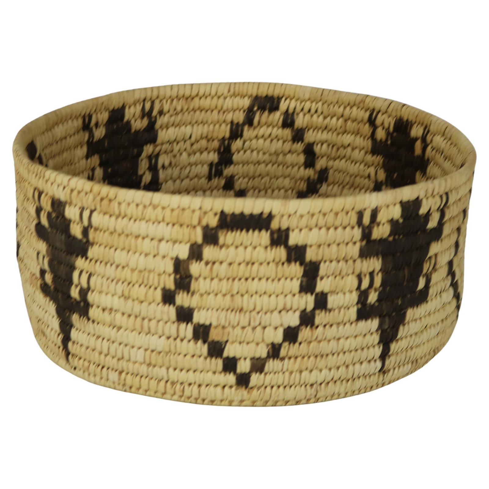 Vintage Native American Woven Reed Bowl 10.25 Inch 20th Century: Vintage Native American Woven Reed Bowl 10.25 Inch 20th Century This vintage Southwest Native American figural woven reed bowl showcases exquisite craftsmanship from the 20th century. With a height of