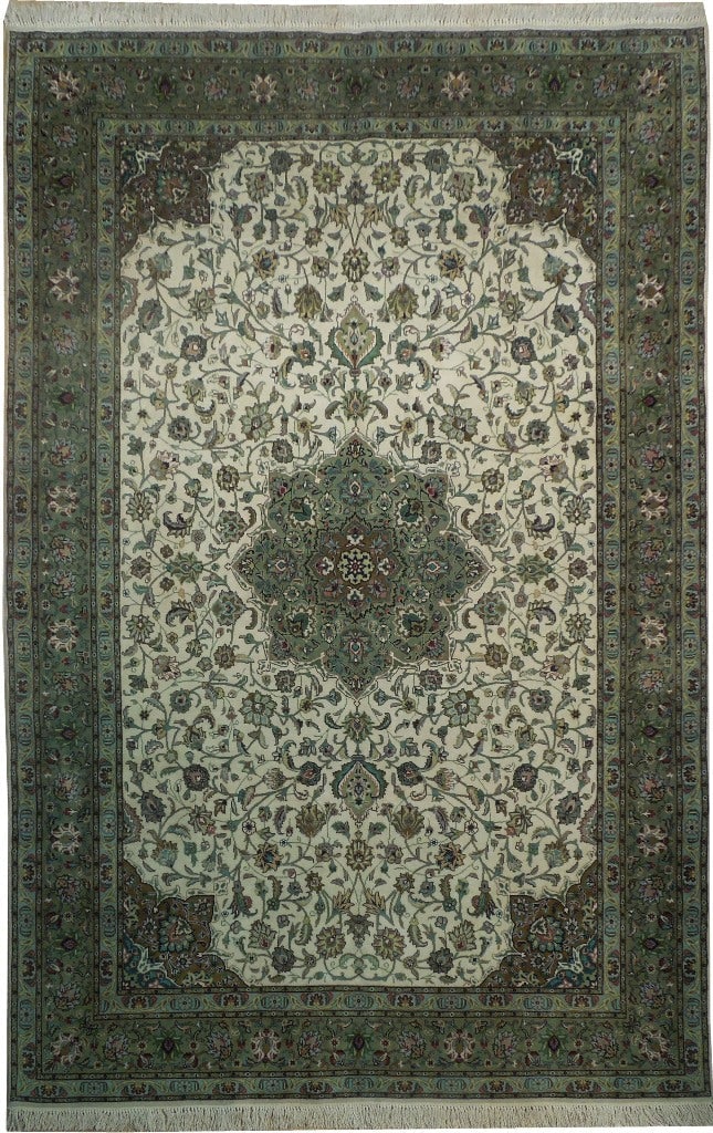 6.7 x 10 Persian Tabriz Rug Wool Silk 400 KPSI Hand Knotted: 6.7 x 10 Persian Tabriz Rug Wool Silk 400 KPSI Hand Knotted Free continental US Shipping This fine quality Persian Tabriz rug measures 6.7 x 10 feet and is expertly hand-knotted in Tabriz, Iran. Craft